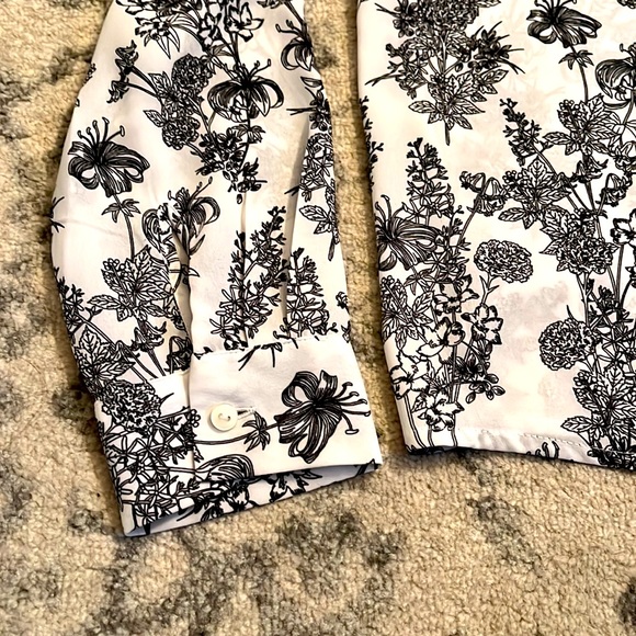 Banana Republic Black/White Floral Patterned Top - Size S! - Picture 4 of 7